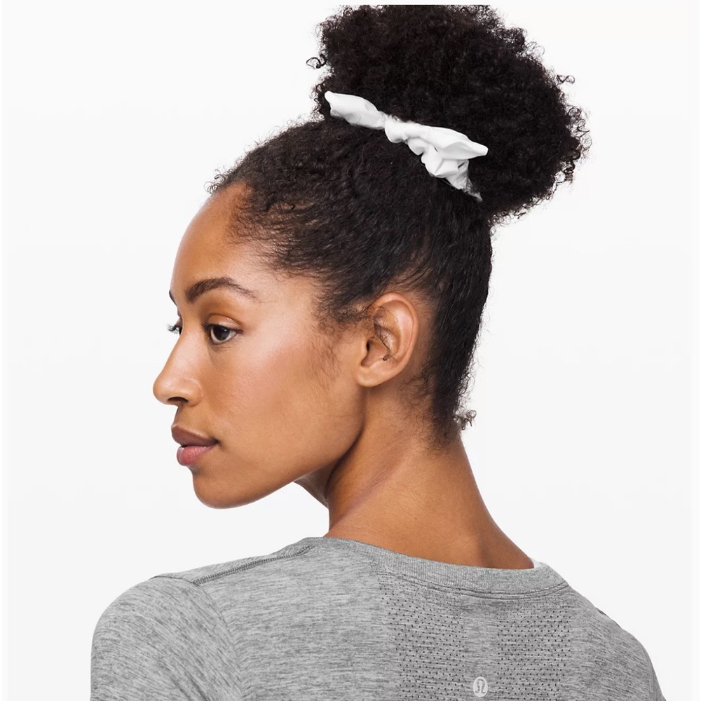 Lululemon white Uplifting bow Scrunchie New